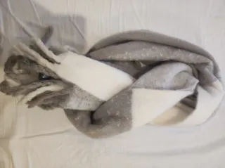 Sciarpa grigia e bianca