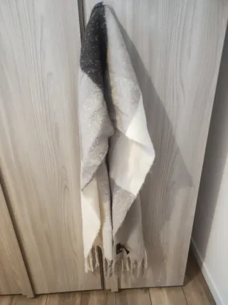 Sciarpa grigia e bianca