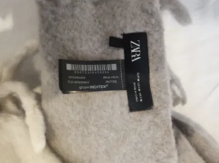 Sciarpa grigia e bianca