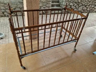 Cuna madera vintage con ruedas