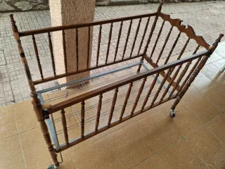 Cuna madera vintage con ruedas