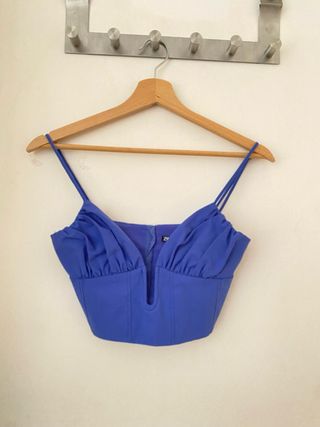 Top azul con escote pronunciado