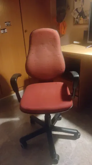 Silla de oficina ergonómica roja