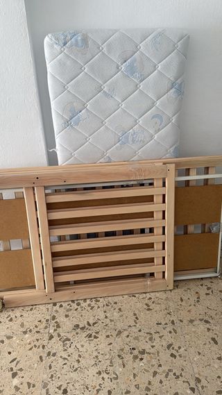 Cuna de madera con colchón casi nuevo