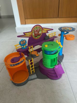 Juguete de construcción morado y naranja