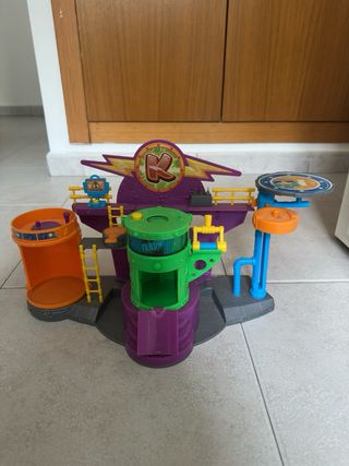 Juguete de construcción morado y naranja