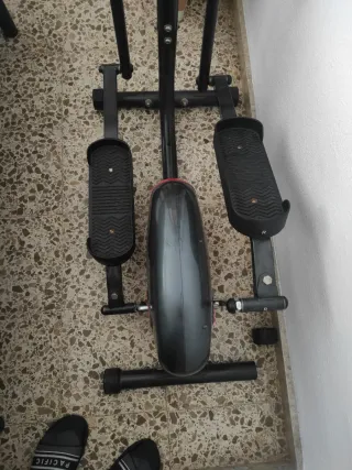 Bicicleta elíptica negra y roja