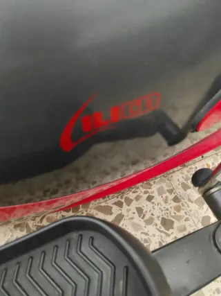 Bicicleta elíptica negra y roja