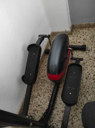 Bicicleta elíptica negra y roja