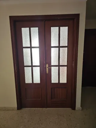 Puerta doble de madera con cristal