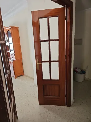 Puerta doble de madera con cristal