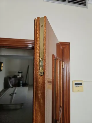 Puerta doble de madera con cristal