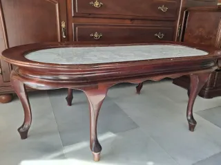 Mesa de madera con tapa de mármol
