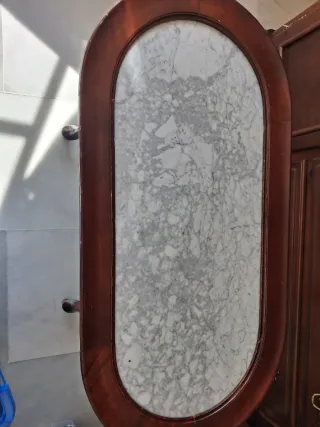 Mesa de madera con tapa de mármol