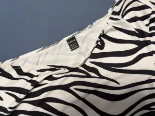 Top asimétrico estampado cebra