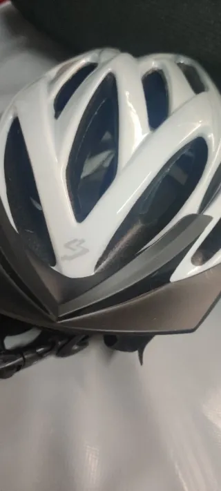 Casco de bicicleta gris y negro