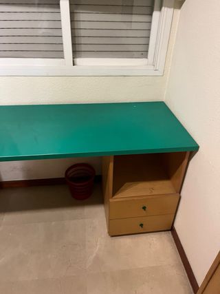 Scrivania con cassettiera