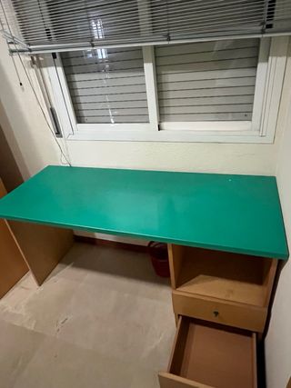 Scrivania con cassettiera