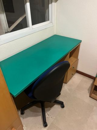 Scrivania con cassettiera