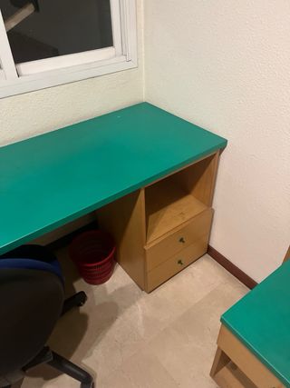 Scrivania con cassettiera