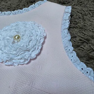 Vestido piqué rosa con flor blanca