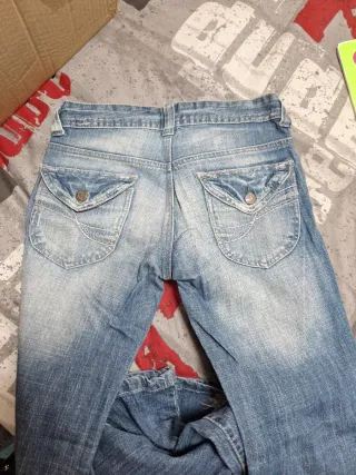 Pantalones vaqueros azules desgastados