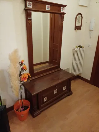 Aparador de entrada con espejo