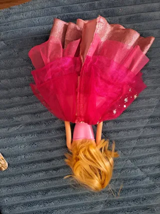 Muñeca Barbie con vestido brillante