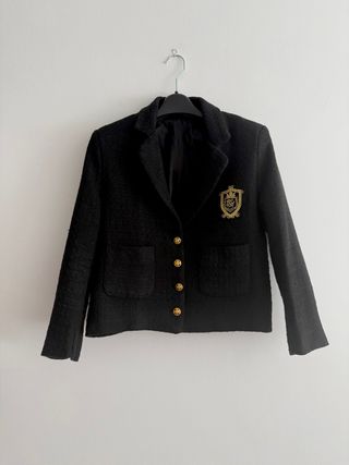 Americana tweed negra corta botones dorados