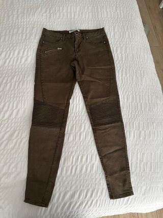Pantalones pitillo marrones con cremalleras