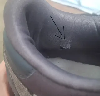 Zapatillas Adidas grises y blancas.