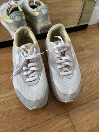 Zapatillas Puma Mujer Blancas y Amarillas