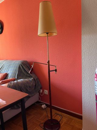 Lámpara de pie beige y marrón