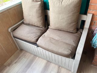 Baúl banco exterior con cojines de plumon.