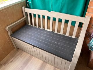 Baúl banco exterior con cojines de plumon.