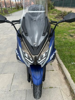 Kymco AK 550 Maxi Scooter Azul.