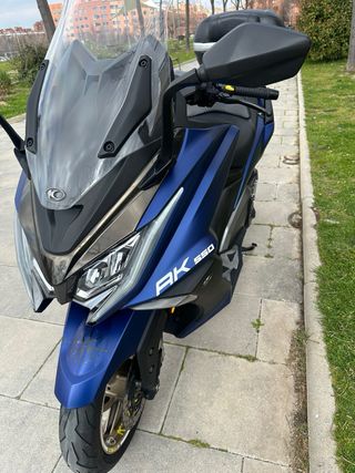 Kymco AK 550 Maxi Scooter Azul.