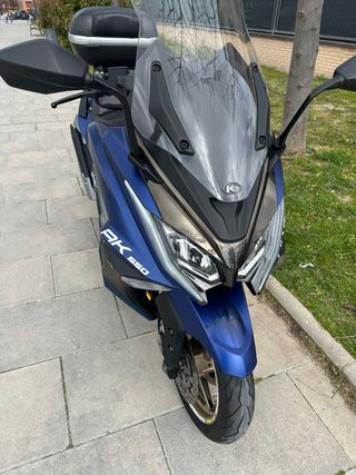 Kymco AK 550 Maxi Scooter Azul.