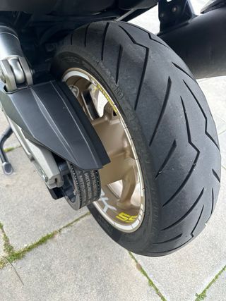 Kymco AK 550 Maxi Scooter Azul.