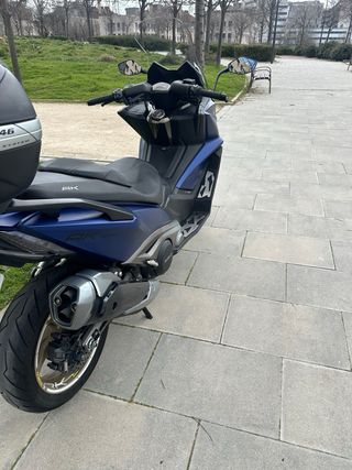 Kymco AK 550 Maxi Scooter Azul.
