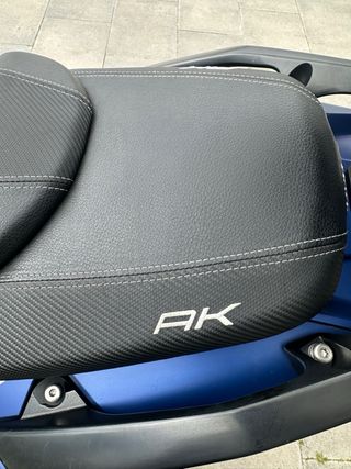 Kymco AK 550 Maxi Scooter Azul.