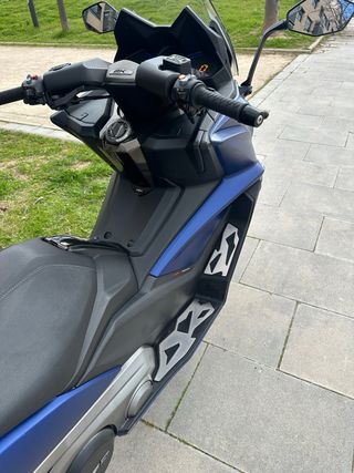 Kymco AK 550 Maxi Scooter Azul.