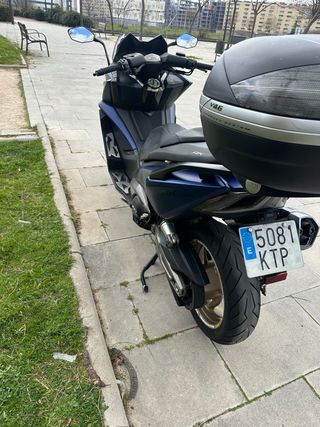 Kymco AK 550 Maxi Scooter Azul.