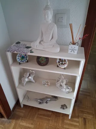 Estantería blanca de madera, con diseño hortensia