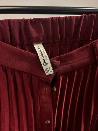 Falda Stradivarius granate talla S