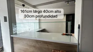 Encimera con vitrina de cristal