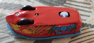 Lancha de hojalata japonesa antigua con ruleta