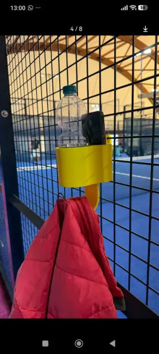 Soporte para agua, toalla y móvil pista padel
