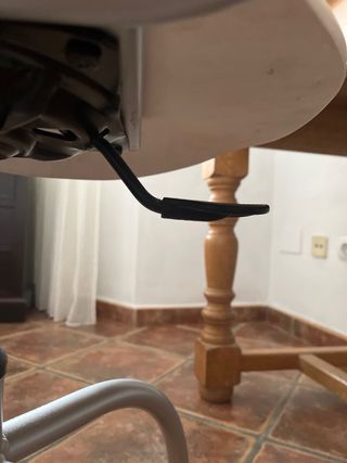 Silla de estudio blanca y plateada