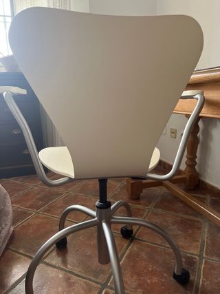 Silla de estudio blanca y plateada